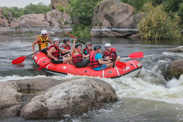 Myhiya / Ukrayna - 24 Haziran 2018: Grup Kılavuzu whitewater rafting ve nehir üzerinde turistik, aşırı ve eğlenceli spor kürek ile mutlu insan. Pivdennyi Buh nehirde rafting