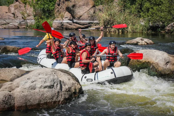 Myhiya / Ukrayna - 24 Haziran 2018: Grup Kılavuzu whitewater rafting ve nehir üzerinde turistik, aşırı ve eğlenceli spor kürek ile mutlu insan. Pivdennyi Buh nehirde rafting