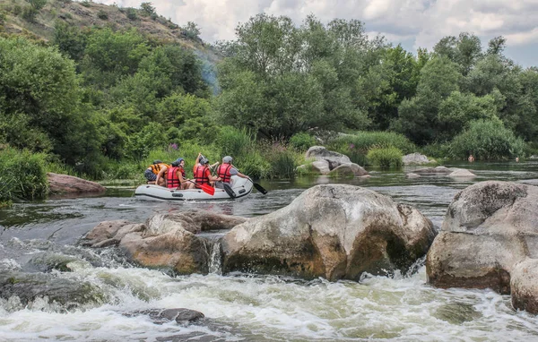 Myhiya / Ukrayna - 24 Haziran 2018: Grup Kılavuzu whitewater rafting ve nehir üzerinde turistik, aşırı ve eğlenceli spor kürek ile mutlu insan. Pivdennyi Buh nehirde rafting