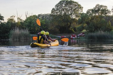 İki adam su aktivitesi Nehri'nde rafting tadını çıkarın. Aile tatil günlerinde rafting