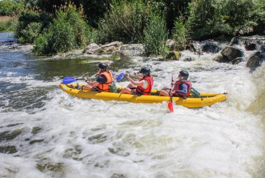 Myhiya / Ukrayna - 26 Ağustos 2018: üç beyaz su Nehri üzerinde turistik, aşırı ve eğlenceli spor kayak dostum. Pivdennyi Buh nehirde rafting