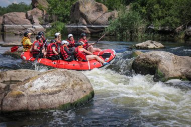 Myhiya / Ukrayna - 26 Haziran 2018: Grup Kılavuzu whitewater rafting ve nehir üzerinde turistik, aşırı ve eğlenceli spor kürek ile mutlu insan. Pivdennyi Buh nehirde rafting