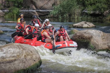 Myhiya / Ukrayna - 26 Haziran 2018: Grup Kılavuzu whitewater rafting ve nehir üzerinde turistik, aşırı ve eğlenceli spor kürek ile mutlu insan. Pivdennyi Buh nehirde rafting