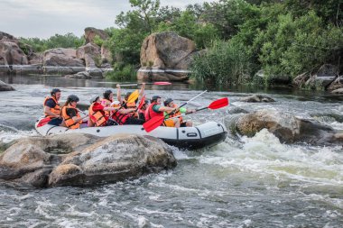 Myhiya / Ukrayna - 26 Haziran 2018: Grup Kılavuzu whitewater rafting ve nehir üzerinde turistik, aşırı ve eğlenceli spor kürek ile mutlu insan. Pivdennyi Buh nehirde rafting