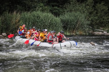 Myhiya / Ukrayna - 26 Haziran 2018: Grup Kılavuzu whitewater rafting ve nehir üzerinde turistik, aşırı ve eğlenceli spor kürek ile mutlu insan. Pivdennyi Buh nehirde rafting