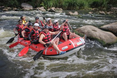 Myhiya / Ukrayna - 26 Haziran 2018: Grup Kılavuzu whitewater rafting ve nehir üzerinde turistik, aşırı ve eğlenceli spor kürek ile mutlu insan. Pivdennyi Buh nehirde rafting