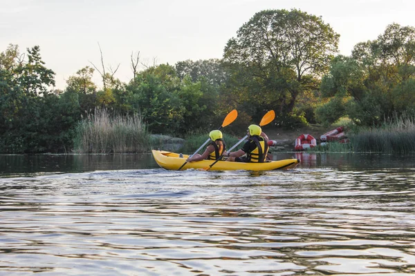 Két Férfi Élvezze Víz Rafting Tevékenység Folyó Mentén Rafting Családi — Stock Fotó