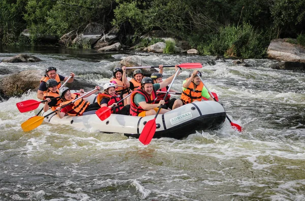 Myhiya / Ukrayna - 26 Haziran 2018: Grup Kılavuzu whitewater rafting ve nehir üzerinde turistik, aşırı ve eğlenceli spor kürek ile mutlu insan. Pivdennyi Buh nehirde rafting