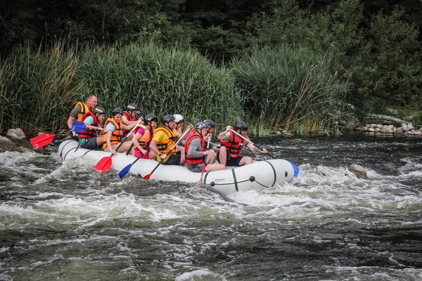 Myhiya Oekraïne Juni 2018 Groep Van Gelukkige Mensen Met Handleiding — Stockfoto