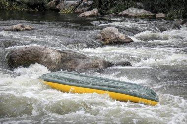 Kanocu Pivdenny Bug Nehri beyaz suda savaşır. Onlar ve onların kayık içinde saygısız vahşi su. Kayık tabandan