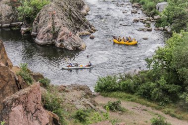Myhiya / Ukrayna - 26 Haziran 2018:Top görünümü. Grup Kılavuzu whitewater rafting ve nehir üzerinde turistik, aşırı ve eğlenceli spor kürek ile insan. Pivdennyi Buh nehirde rafting