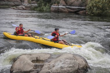 Myhiya / Ukrayna - 24 Ağustos 2018: iki beyaz su Nehri üzerinde turistik, aşırı ve eğlenceli spor kayak dostum. Pivdennyi Buh nehirde rafting