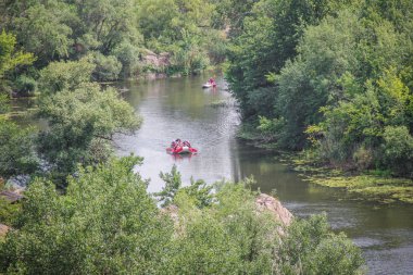 Üstten görünüm. Kılavuzu whitewater rafting ve nehir üzerinde turistik, aşırı ve eğlenceli spor kürek birlikte grup insan.