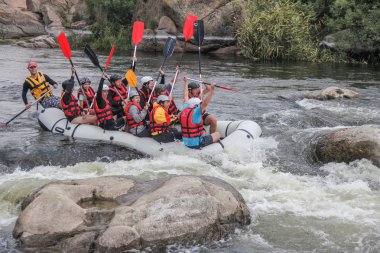 Myhiya / Ukrayna - 26 Haziran 2018: genç kişi nehirde, turistik, aşırı ve eğlenceli spor rafting. Pivdennyi Buh nehirde rafting