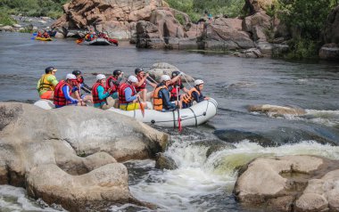 Myhiya / Ukrayna - 26 Haziran 2018: genç kişi nehirde, turistik, aşırı ve eğlenceli spor rafting. Pivdennyi Buh nehirde rafting