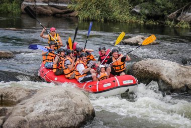 Myhiya / Ukrayna - 26 Haziran 2018: genç kişi nehirde, turistik, aşırı ve eğlenceli spor rafting. Pivdennyi Buh nehirde rafting