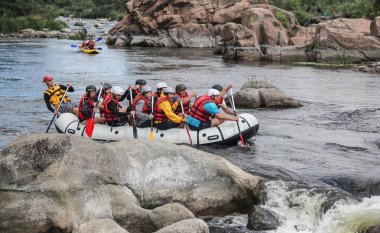 Myhiya / Ukrayna - 26 Haziran 2018: genç kişi nehirde, turistik, aşırı ve eğlenceli spor rafting. Pivdennyi Buh nehirde rafting