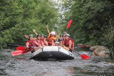 Myhiya / Ukrayna - 26 Haziran 2018: genç kişi nehirde, turistik, aşırı ve eğlenceli spor rafting. Pivdennyi Buh nehirde rafting