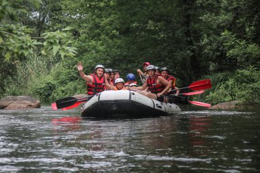 Myhiya / Ukrayna - 26 Haziran 2018: genç kişi nehirde, turistik, aşırı ve eğlenceli spor rafting. Pivdennyi Buh nehirde rafting