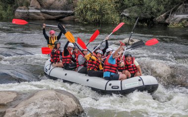 Myhiya / Ukrayna - 26 Haziran 2018: genç kişi nehirde, turistik, aşırı ve eğlenceli spor rafting. Pivdennyi Buh nehirde rafting