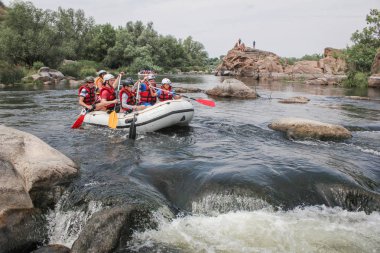 Myhiya / Ukrayna - 26 Haziran 2018: genç kişi nehirde, turistik, aşırı ve eğlenceli spor rafting. Pivdennyi Buh nehirde rafting