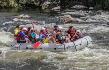 Myhiya / Ukrayna - 26 Haziran 2018: genç kişi nehirde, turistik, aşırı ve eğlenceli spor rafting. Pivdennyi Buh nehirde rafting