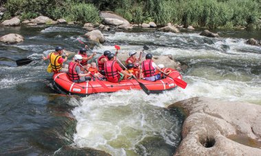 Myhiya / Ukrayna - 26 Haziran 2018: genç kişi nehirde, turistik, aşırı ve eğlenceli spor rafting. Pivdennyi Buh nehirde rafting
