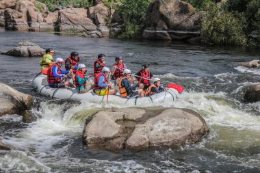 Myhiya / Ukrayna - 26 Haziran 2018: genç kişi nehirde, turistik, aşırı ve eğlenceli spor rafting. Pivdennyi Buh nehirde rafting