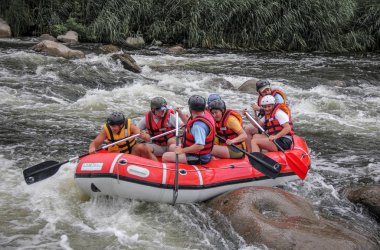 Myhiya / Ukrayna - 26 Haziran 2018: genç kişi nehirde, turistik, aşırı ve eğlenceli spor rafting. Pivdennyi Buh nehirde rafting