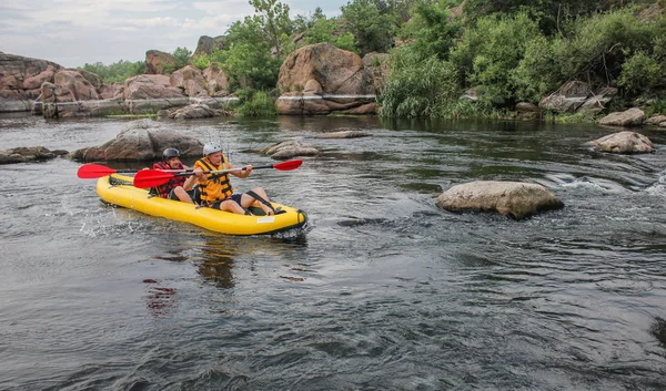Myhiya / Ukrayna - 24 Ağustos 2018: iki beyaz su Nehri üzerinde turistik, aşırı ve eğlenceli spor kayak dostum. Pivdennyi Buh nehirde rafting