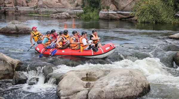 Myhiya / Ukrayna - 26 Haziran 2018: genç kişi nehirde, turistik, aşırı ve eğlenceli spor rafting. Pivdennyi Buh nehirde rafting
