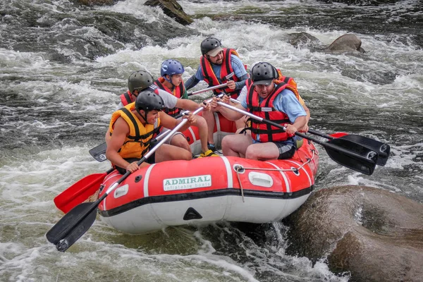 Myhiya / Ukrayna - 26 Haziran 2018: genç kişi nehirde, turistik, aşırı ve eğlenceli spor rafting. Pivdennyi Buh nehirde rafting