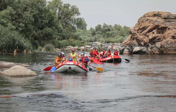 Myhiya / Ukrayna - 26 Haziran 2018: genç kişi nehirde, turistik, aşırı ve eğlenceli spor rafting. Pivdennyi Buh nehirde rafting
