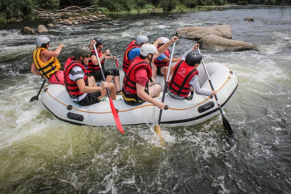 Myhiya / Ukrayna - 26 Haziran 2018: genç kişi nehirde, turistik, aşırı ve eğlenceli spor rafting. Pivdennyi Buh nehirde rafting