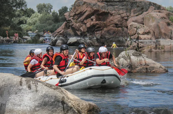 Myhiya / Ukrayna - 26 Haziran 2018: genç kişi nehirde, turistik, aşırı ve eğlenceli spor rafting. Pivdennyi Buh nehirde rafting