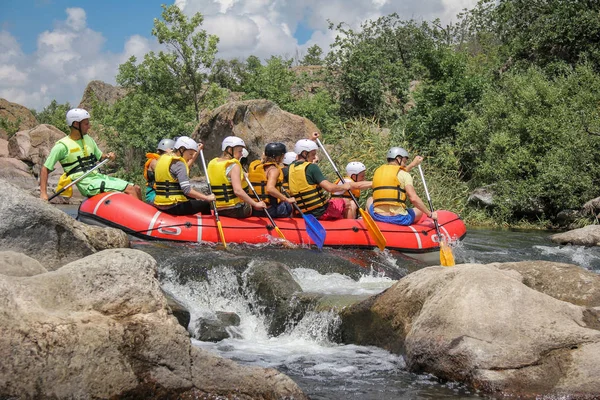 Myhiya Ukraina Czerwca 2018 Młoda Osoba Rafting Rzece Ekstremalne Zabawy — Zdjęcie stockowe