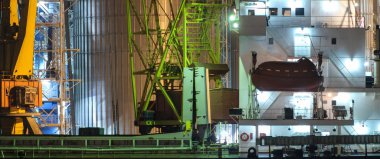 Bağlantı noktası tahıl gece saat asansörde. Bağlantı noktası toplu kargo bölge tahıl terminal Ticaret Sanayi deniz. Panoramik Odessa kargo bağlantı noktası