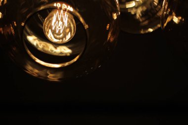 Cam tavan ve Edison ampul metin için yer ile koyu arka plan üzerinde. Kapat-u