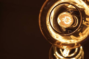 Cam tavan ve Edison ampul metin için yer ile koyu arka plan üzerinde. Kapat-u