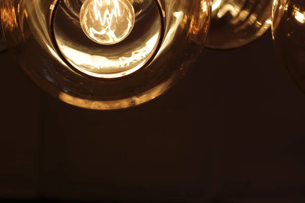 Plafoniera in vetro e lampadina Edison su sfondo scuro con spazio per il testo. Chiudi-u — Foto Stock