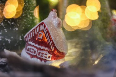 Köknar ile güzel bir Noel ev üzerinde arka plan bulanık paws