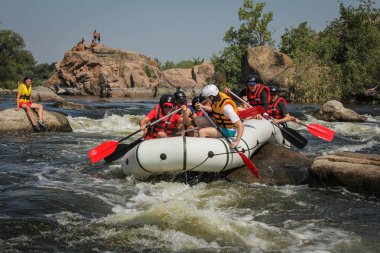 Myhiya / Ukrayna - 22 Temmuz 2018: Grup erkekler ve kadınlar, su aktivitesi Nehri'nde rafting tadını çıkarın. Pivdennyi Buh nehirde rafting
