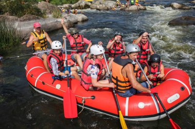 Myhiya / Ukrayna - 22 Temmuz 2018: Grup erkekler ve kadınlar, su aktivitesi Nehri'nde rafting tadını çıkarın. Pivdennyi Buh nehirde rafting