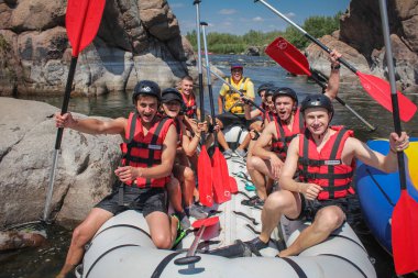 Myhiya / Ukrayna - 22 Temmuz 2018: Grup erkekler ve kadınlar, su aktivitesi Nehri'nde rafting tadını çıkarın. Pivdennyi Buh nehirde rafting