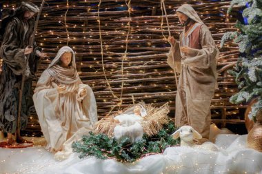 İsa, Meryem, Yusuf, koyun ve magi de dahil olmak üzere rakamları ile Noel yemlik sahne.