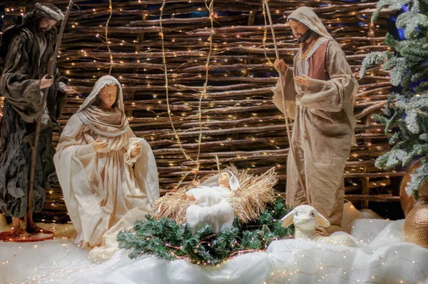 İsa, Meryem, Yusuf, koyun ve magi de dahil olmak üzere rakamları ile Noel yemlik sahne.
