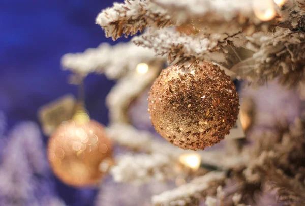 Primer Plano Los Juguetes Árbol Navidad Árbol Navidad Oro Artificial — Foto de Stock