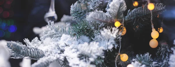 Close Kerstverlichting Takje Van Kerstboom Onscherpe Achtergrond — Stockfoto