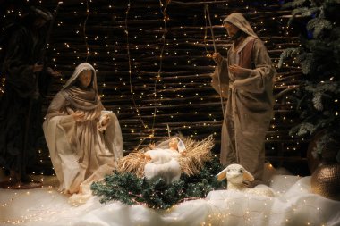 İsa, Meryem, Yusuf, koyun ve magi de dahil olmak üzere rakamları ile Noel yemlik sahne.