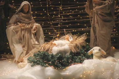 İsa, Meryem, Yusuf, koyun ve magi de dahil olmak üzere rakamları ile Noel yemlik sahne.